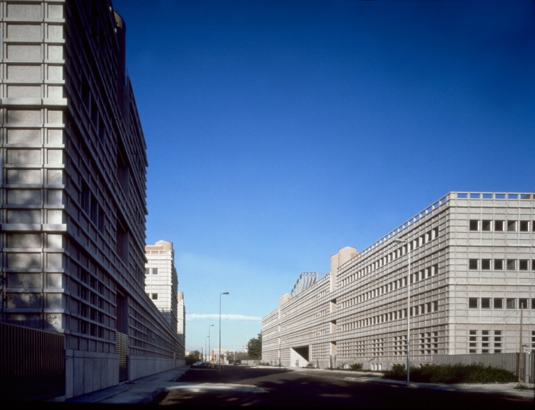 Edificio industriale, per uffici e magazzini, via Kuliscioff, Milano. Vista d'insieme dei due edifici in via Kuliscioff PL3-PL4