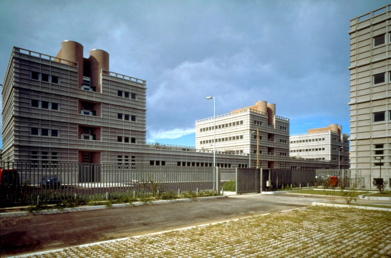 Edificio industriale, per uffici e magazzini, via Kuliscioff, Milano. Vista dell'edificio a torri PL4 dall'edificio PL3