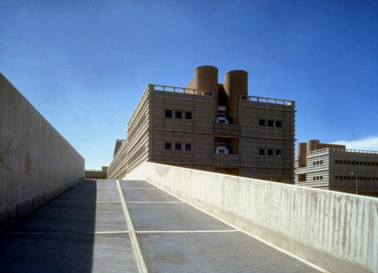 Edificio industriale, per uffici e magazzini, via Kuliscioff, Milano. Veduta di una testata dell'edificio PL3: particolare della rampa di accesso da via Koch
