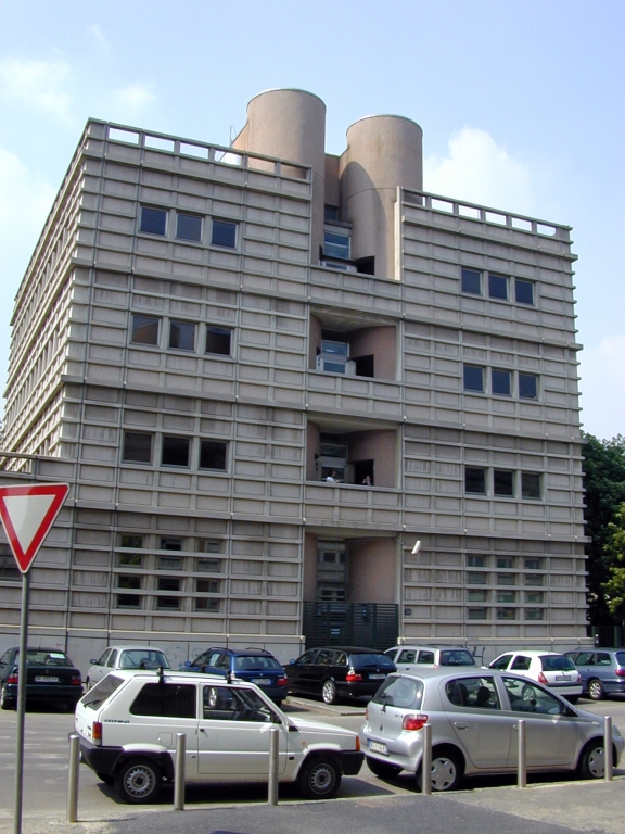 Edificio industriale, per uffici e magazzini, via Kuliscioff, Milano. Particolare di una torre di testata dell'edificio PL4
