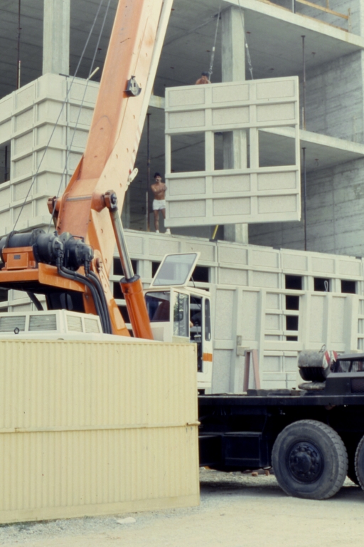Edificio industriale, per uffici e magazzini, via Kuliscioff, Milano. Particolare del montaggio di un pannello prefabbricato di rivestimento