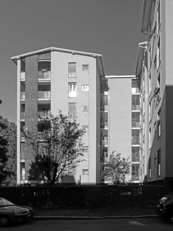 L'affaccio su via della Capinera con in evidenza i diaframmi murari in laterizio che caratterizzano le logge