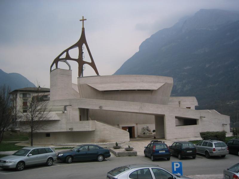 vista esterna della chiesa, del campanile, e della rampa