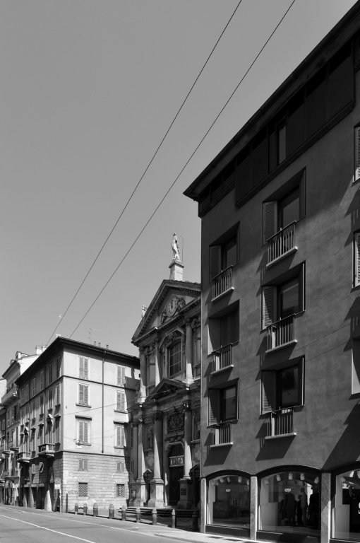 Scorcio su via Santa Maria alla Porta: il rapporto con la chiesa seicentesca