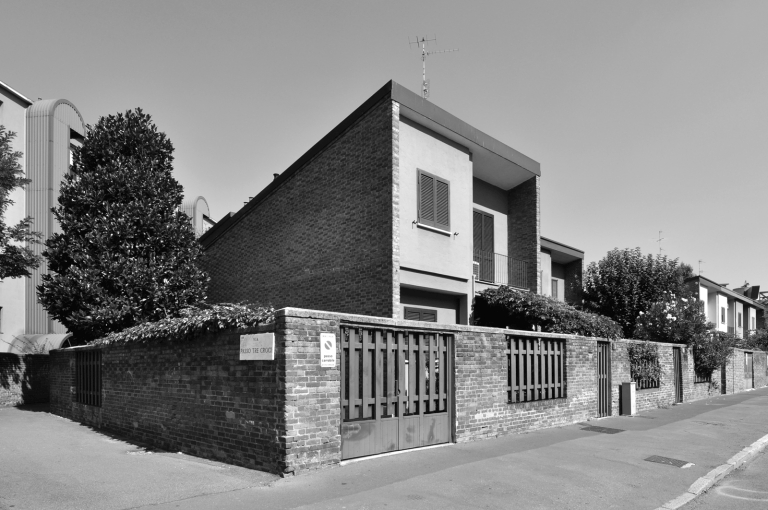 Scorcio su via San Giusto angolo via Passo Tre Croci di una casa tipo R