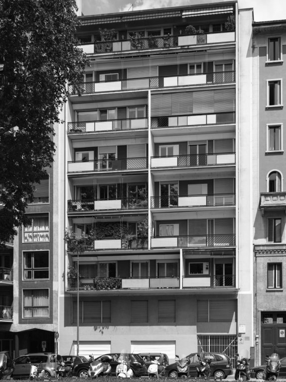La facciata su via Dezza