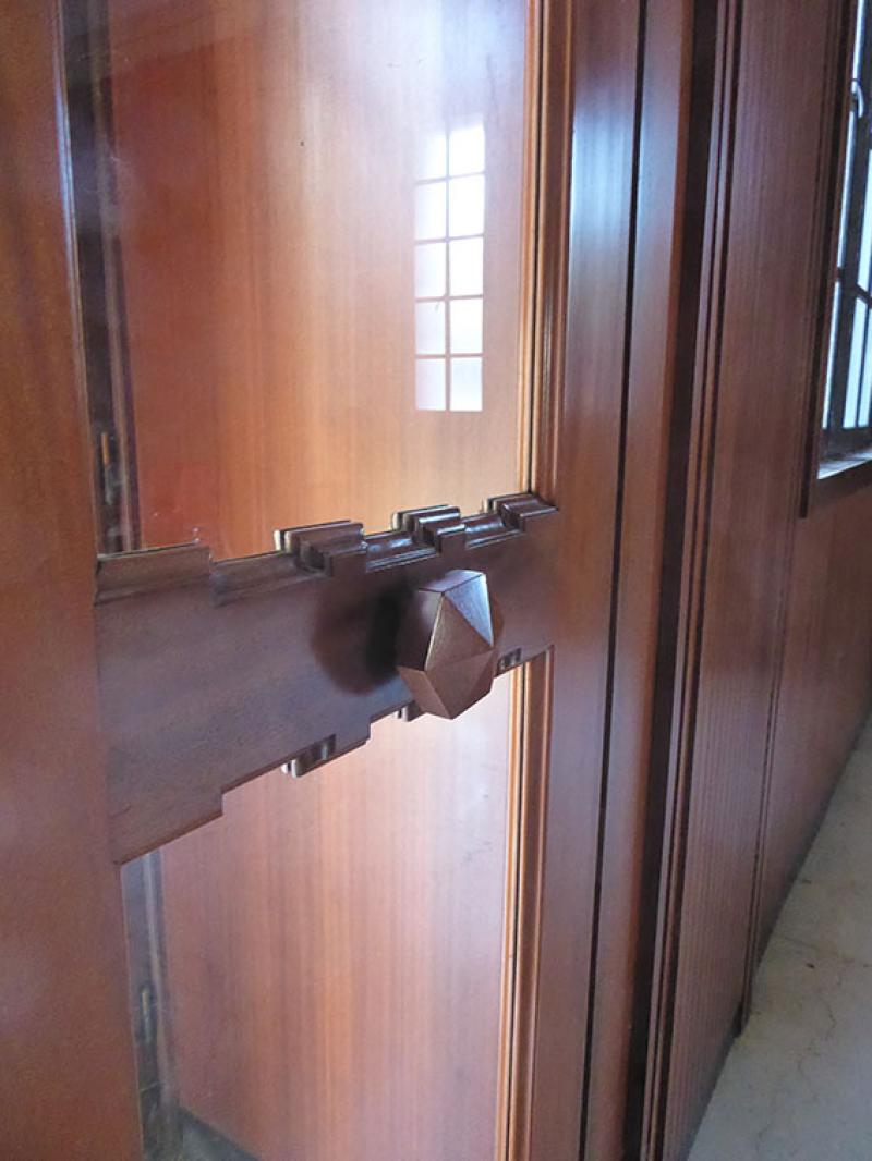 Particolare delle porte di ingresso e delle maniglie, 2019 