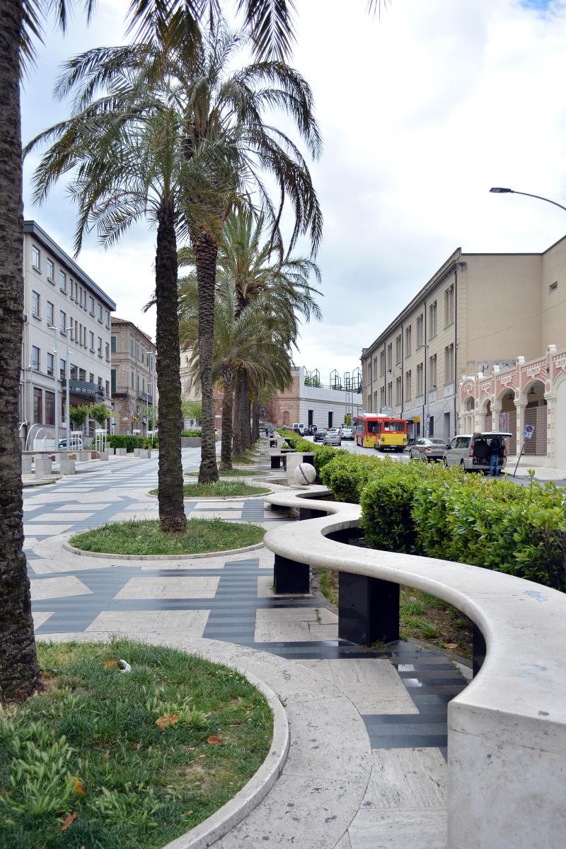 Particolare asse della passeggiata con sistema delle sedute