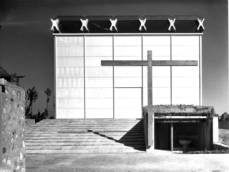 Il fronte d'ingresso al sagrato. Stampa fotografica b/n