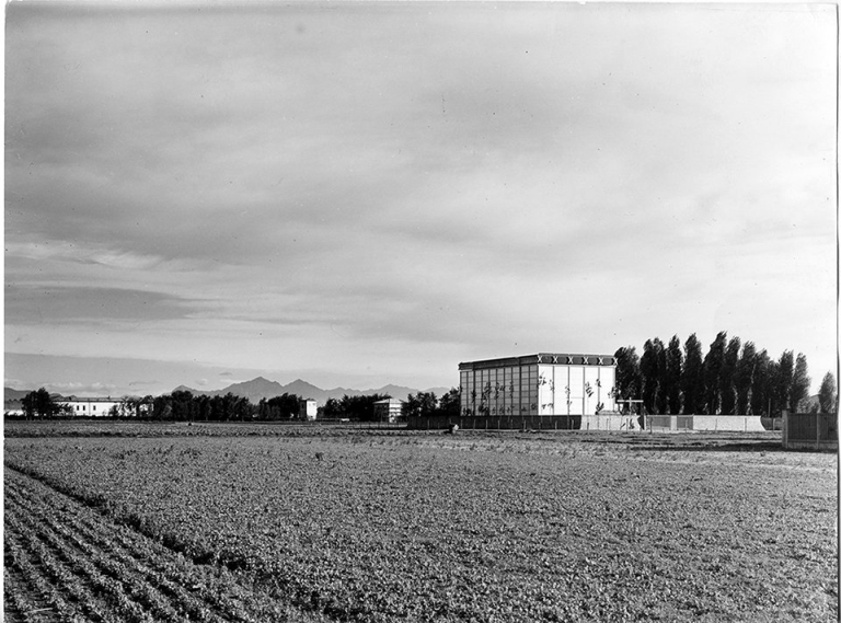 La chiesa appena terminata, immersa nella campagna di Baranzate. Stampa fotografica b/n
