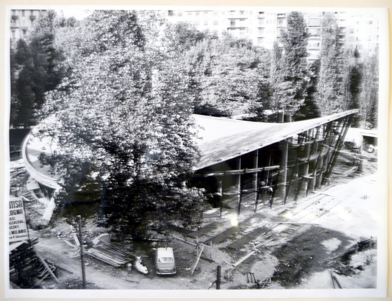Struttura della piscina coperta al parco Solari in costruzione. Stampa fotografica b/n