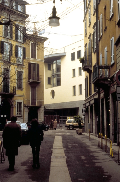 Edifici per abitazioni, via dei Fiori Chiari, Milano. Vista di scorcio dell'edificio B da via Madonnina