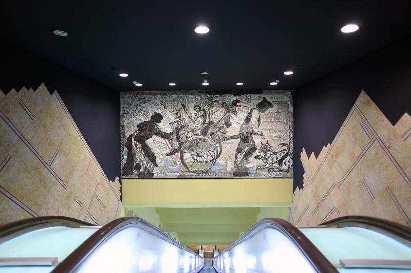 mosaico di William Kentridge all'interno della stazione