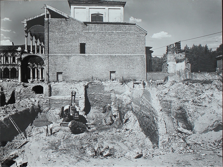 Porzione del cortile del Richini in ricostruzione e porzione in restauro. Stampa fotografica b/n