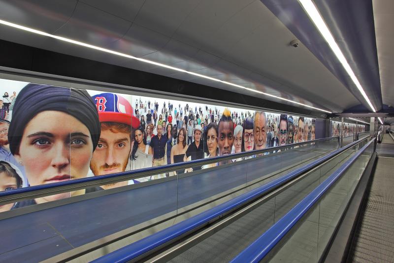 installazione di Oliviero Toscani - corridoio livello banchina