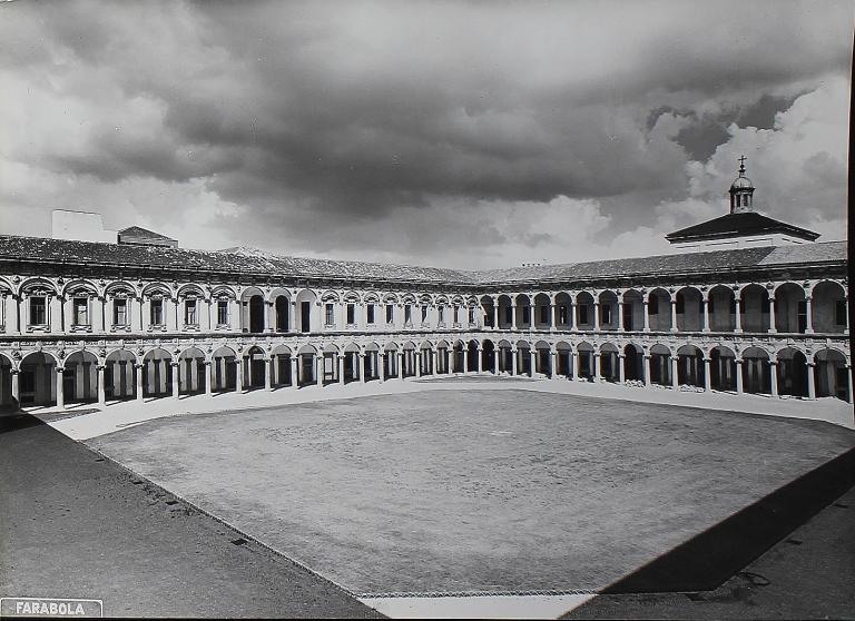 Vista del cortile del Richini. Stampa fotografica b/n