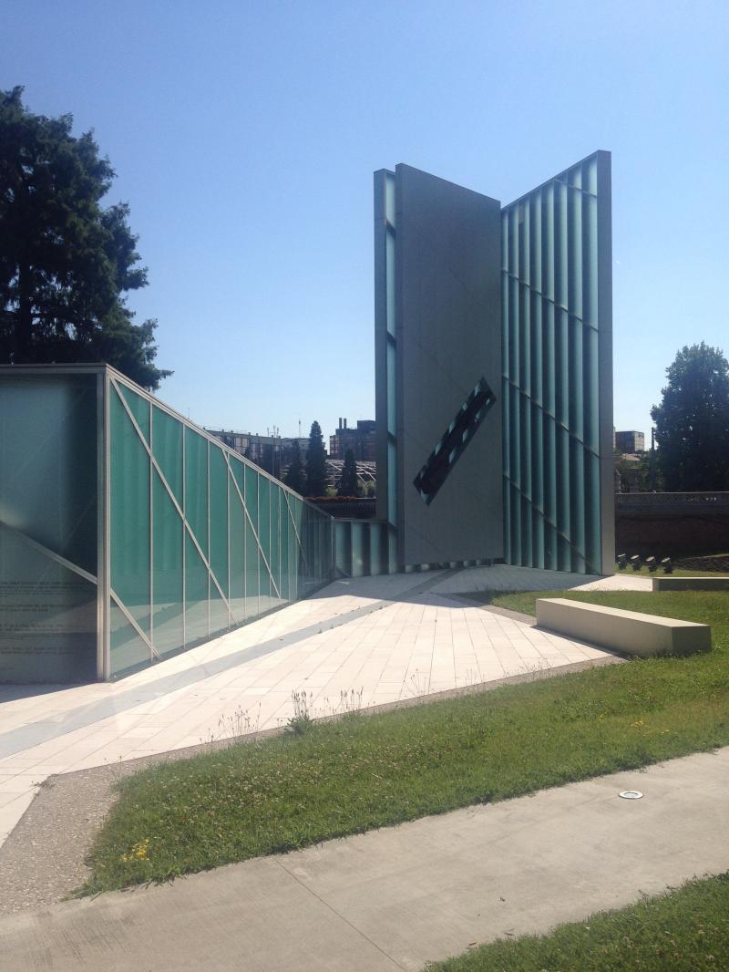2. Memoria e Luce. Vista dall'ingresso verso la torre