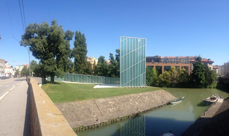 7. Memoria e Luce. Accesso da via Giotto.