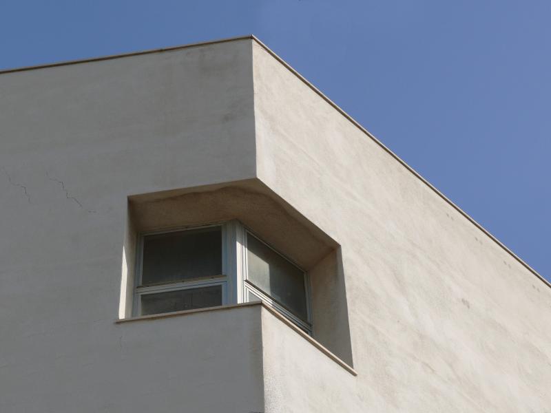 Edificio Fangario _ particolare con la finestra d'angolo 