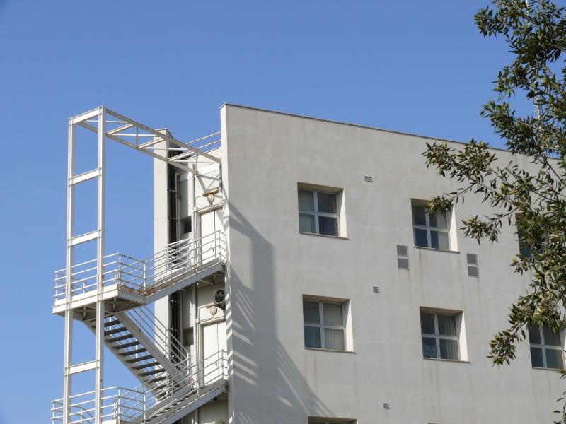 Edificio Fangario _ particolare del coronamento con la scala