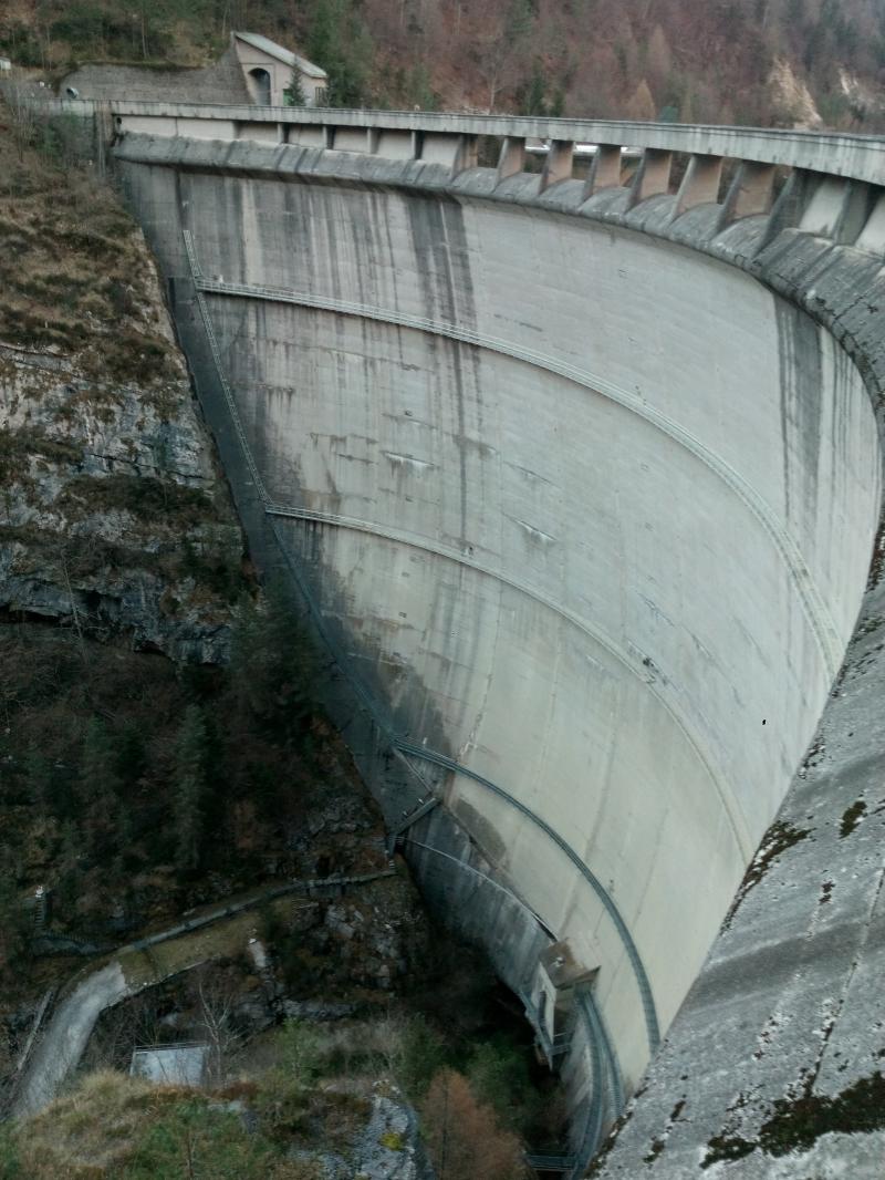 La diga, veduta dall'alto del lato a valle
