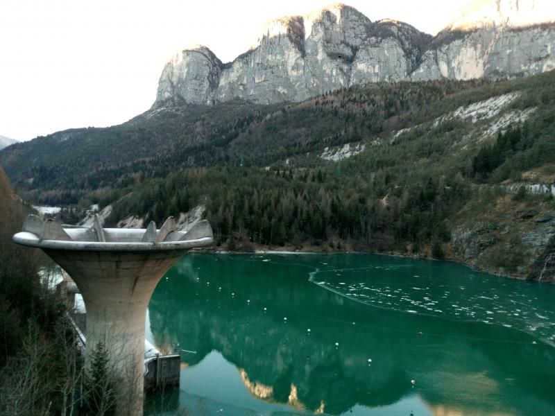 Il lago di Pontesei con lo sfioratore a calice