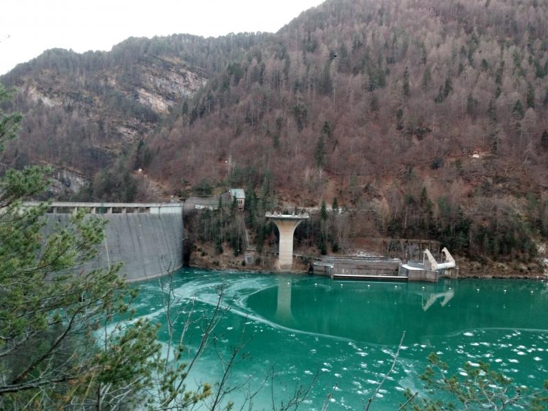 Il lago di Pontesei con lo sfioratore a calice e la paratoie