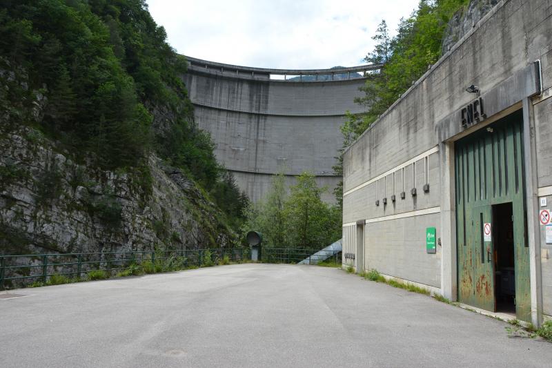 Centrale, prospetto d'ingresso con la diga di sfondo (Stefano Zaggia)