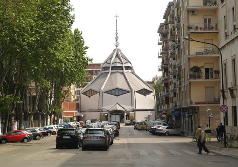 vista prospetto chiesa e piazza Sant'Andrea
