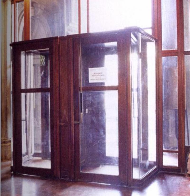 dettaglio bussola d'ingresso in rovere