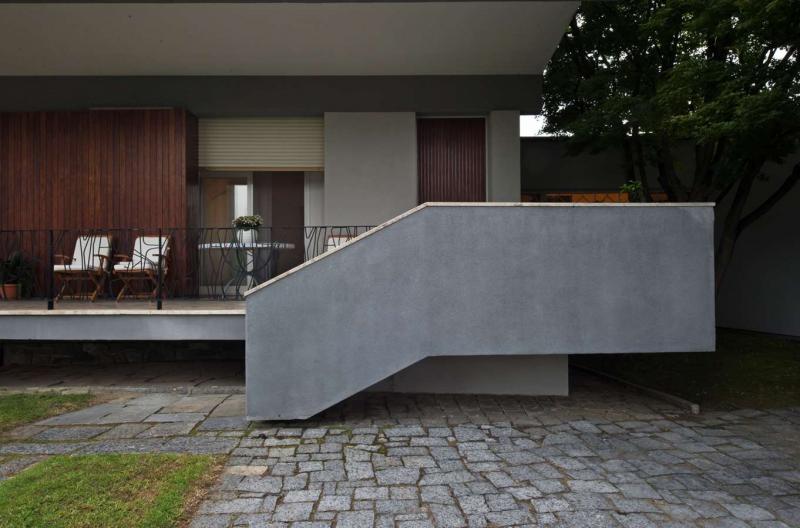 Particolare della facciata sud-est con la scala verso il giardino, 2018