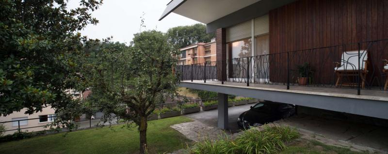 Particolare della facciata sud-est con balcone a sbalzo, 2018 