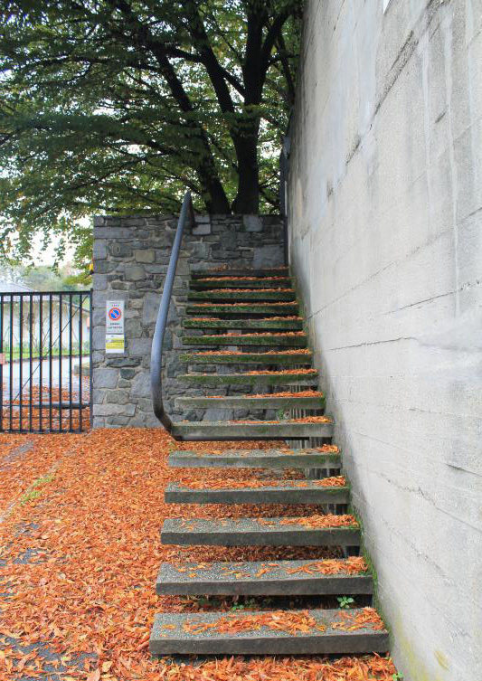 Particolare della scala a sbalzo in pietra e cemento a vista che permette l’accesso da via Pinchia, 2019