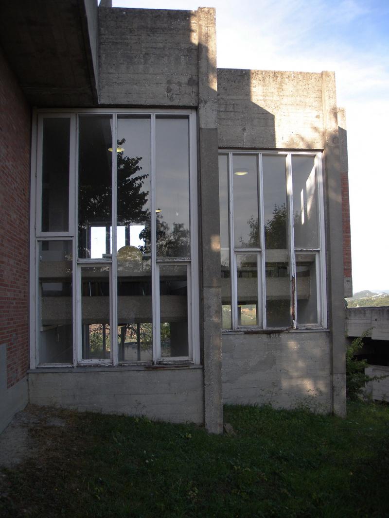 vista esterna, dettaglio bucature