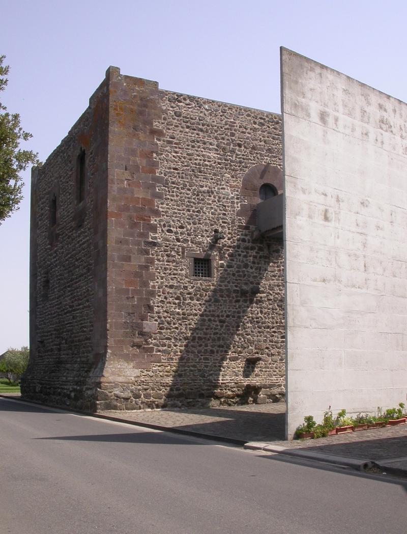 Torre Ghilarza _ muro, scala di accesso, passerella e torre  