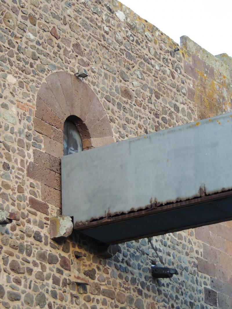 Torre Ghilarza _ particolare dell'aggancio della passerella 