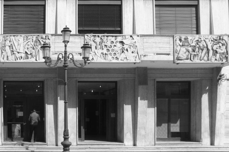 Prospetto principale con dettaglio bassorilievi di Alessandro Monteleone