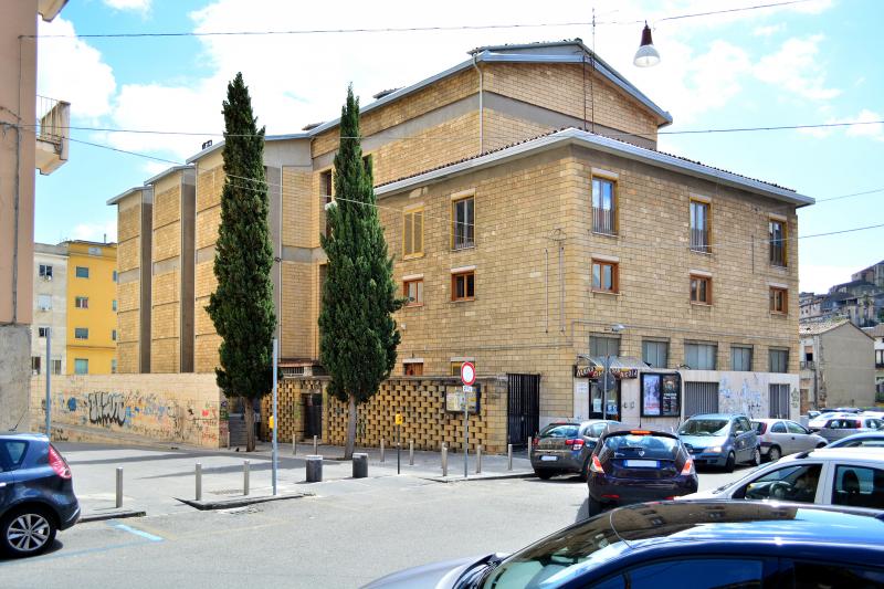 Vista prospetto laterale con ingresso 