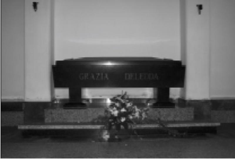 Vista frontale del sarcofago di Grazia Deledda