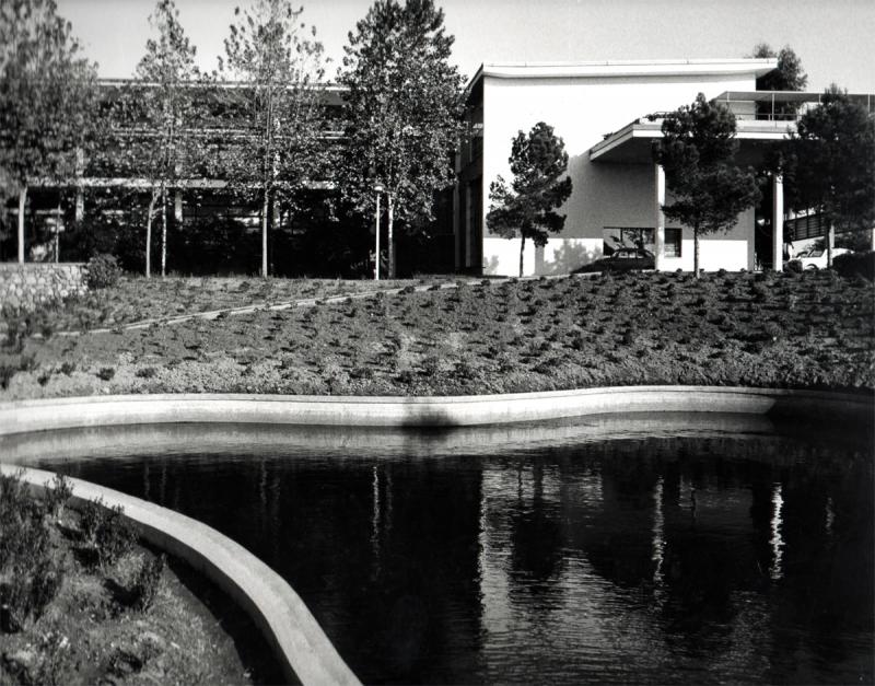 	Stabilimento Olivetti a Pozzuoli, il giardino