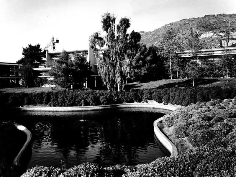 	Stabilimento Olivetti a Pozzuoli, il giardino