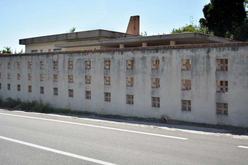 Prospetto con muro di cinta