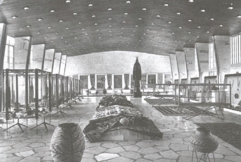 Allestimento all'interno della sala mostre (1957)