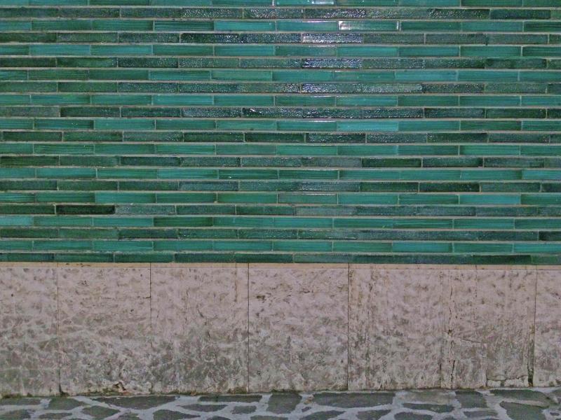 Particolare del prospetto su via Mancini, pietra bocciardata e listelli smaltati