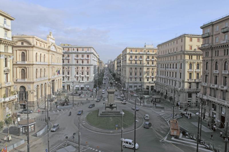 Stazione Università, Vista della sistemazione di Piazza Bovio