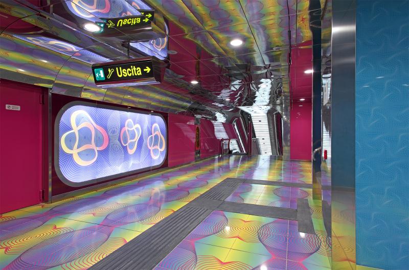 Stazione Università, installazione di Karim Rashid piano intermedio