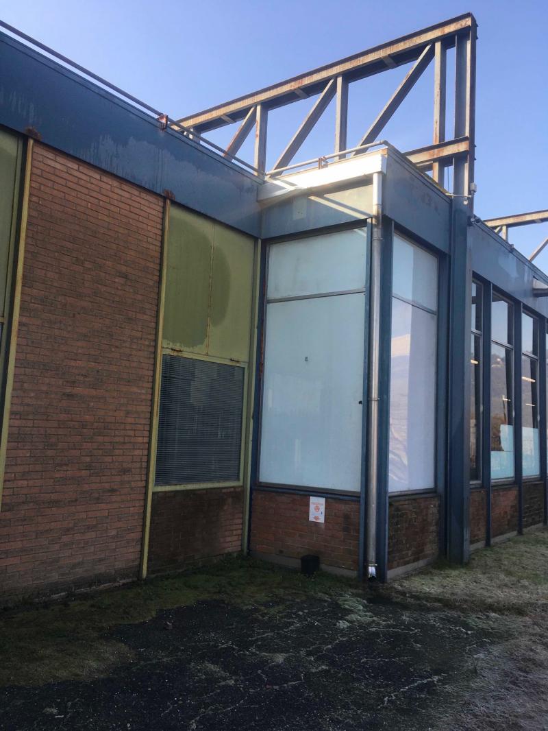 Dettaglio del fronte nord, con la terminazione sull’appoggio pilastro di una delle nove travi reticolari metalliche, alte due metri, eseguite dalle officine Galtarossa di Padova, realizzate a vista al di sopra dell’estradosso di copertura, 2020 