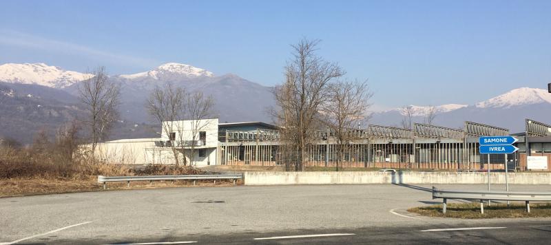 L’immagine generale del complesso dalla strada provinciale Loranzé-Ivrea. Sullo sfondo le Prealpi canavesane con le pendici della Valchiusella e, più a destra, l’imbocco della Valle d’Aosta, 2020