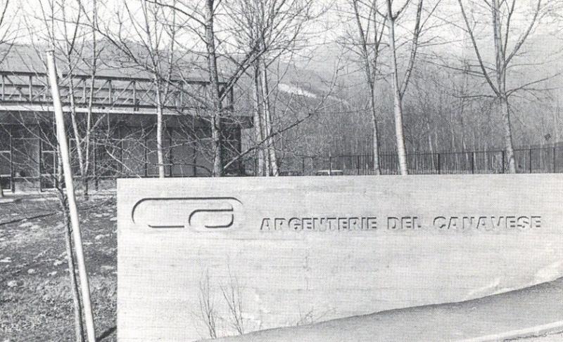 Il pannello di ingresso con il logo delle Argenterie, disegnato da Ornella Garavelli 