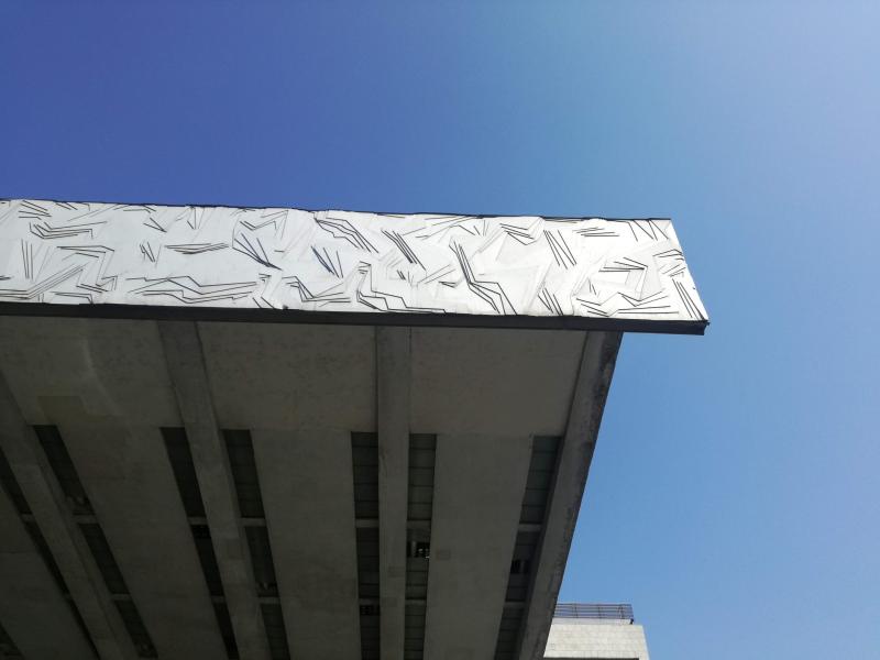 Dettaglio parte terminale pannello decorativo di Amerigo Tot